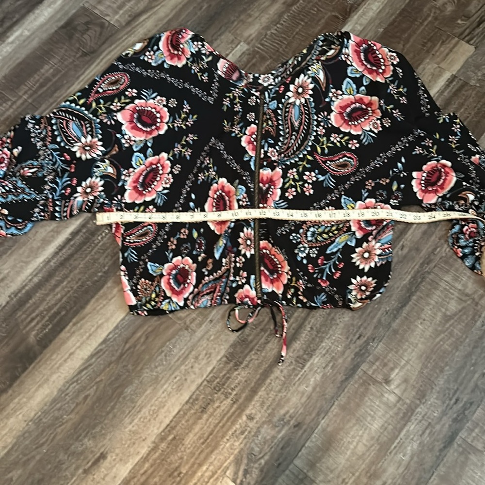 NWOT Black Floral Print Crop Top - Picture 5 of 6